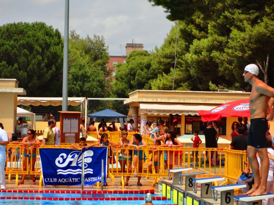 Nadadores másters entrenando en una piscina